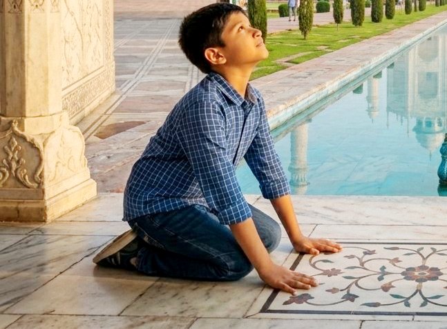 Join a 12-year-old boy as he experiences the Taj Mahal 2
